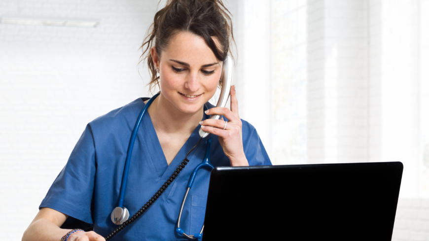Uppföljningen går ut på att en sjuksköterska kontaktar patienten för att fråga hur de har det efter vårdtiden. Foto: Shutterstock